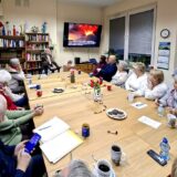 [Fotorelacja] Wykład dr Barbary Teisseyre – „Wulkany w Dolnośląskim krajobrazie” 13.11.2025 w Klubie Seniora