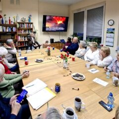 [Fotorelacja] Wykład dr Barbary Teisseyre – „Wulkany w Dolnośląskim krajobrazie” 13.11.2025 w Klubie Seniora