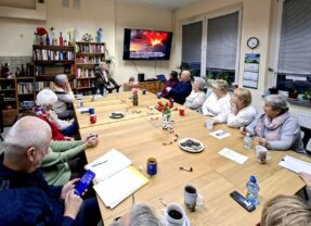 [Fotorelacja] Wykład dr Barbary Teisseyre – „Wulkany w Dolnośląskim krajobrazie” 13.11.2025 w Klubie Seniora