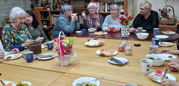 Walentynki i degustacja chleba ze smalcem w Klubie Seniora